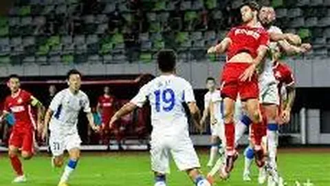 江津渝超无人机表演精彩纷呈：横幅助威、空中足球、花式穿越引爆激情